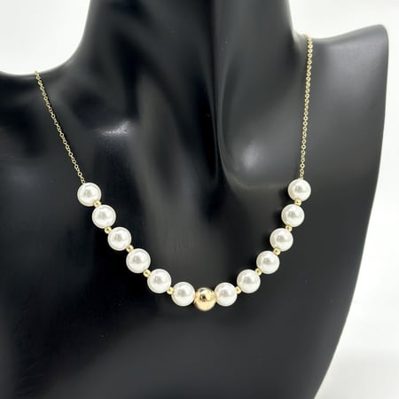 عقد ذهب اصفر مع لولو عيار18 من مجوهرات الشلوي