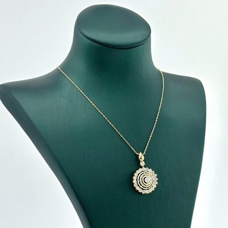 عقد ذهب اصفر تصميم الماس عيار 18 من مجوهرات الشلوي