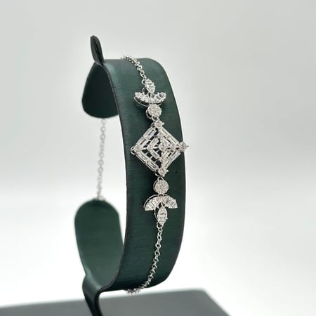 سوارة ذهب ابيض عيار 18 من مجوهرات الشلوي