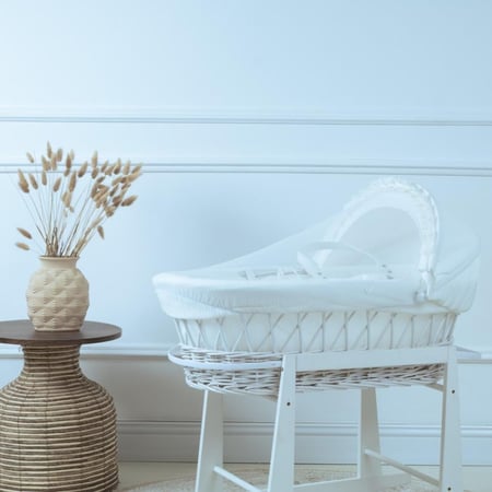 سلة موسى (خيزران ابيض) بقماش مقلم اوف وايت