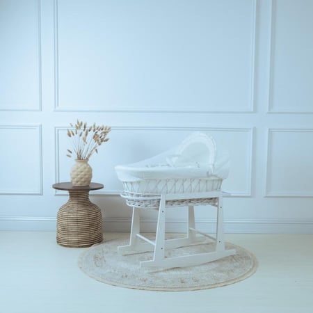 سلة موسى (خيزران ابيض) بقماش مقلم اوف وايت