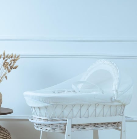 سلة موسى (خيزران ابيض) بقماش مقلم اوف وايت