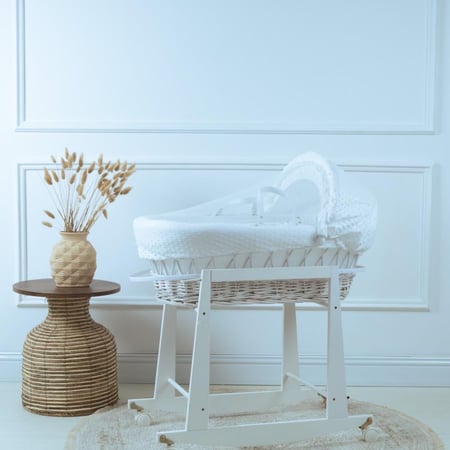 سلة موسى (خيزران ابيض) بقماش حبوب الرمان