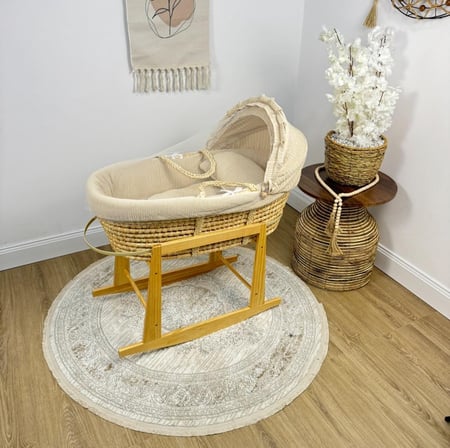 سلة موسى قش بقماش مقلم بيج