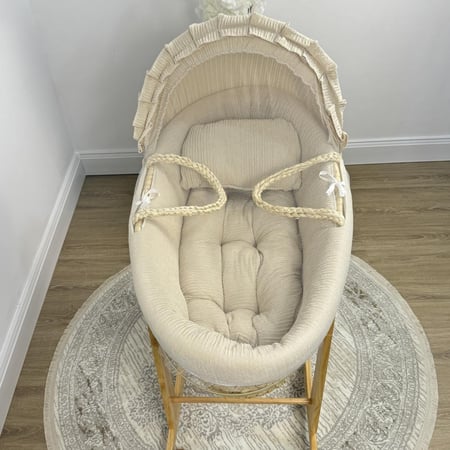 سلة موسى قش بقماش مقلم بيج