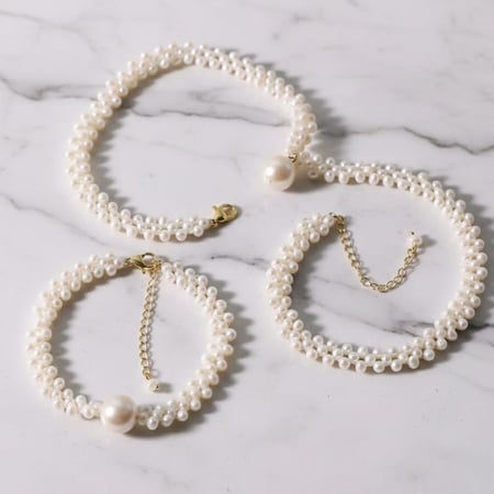 The Braided Pearl Muse (ملهمة اللؤلؤ المجدول)