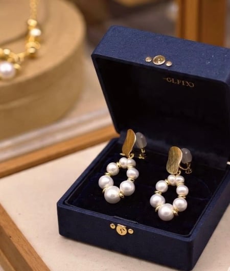 تشكيلة من حلق اللؤلؤ الطبيعي  المطلي بالذهب