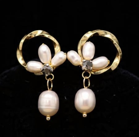 تشكيلة من حلق اللؤلؤ الطبيعي  المطلي بالذهب