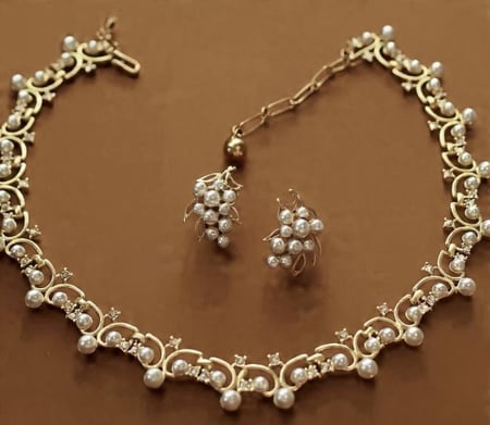 عقد ملكي بتصميم إيطالي فاخر تصميم فيكتوري  و بلمسة فنية مميزة صناعه يدويه من اللؤلؤ الطبيعي 100%