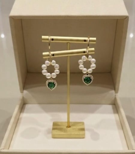 تشكيلة من حلق اللؤلؤ الطبيعي  المطلي بالذهب