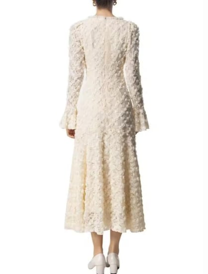 فستان جاهز من الدانتيل الفاخر  المزين بالورود  للمناسبات االرسميه