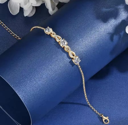 سوار إنفينيتي من ألماسات المويسانيتي مطلي بالذهب عيار 18 قيراطًا بقطر 5 مم ووزن 1.5 قيراط