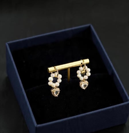 تشكيلة من حلق اللؤلؤ الطبيعي  المطلي بالذهب