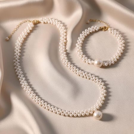 The Braided Pearl Muse (ملهمة اللؤلؤ المجدول)