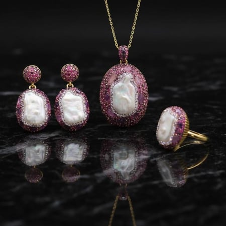 طقم لؤلؤ طبيعي مكون من ٣ قطع سلسله بتعليقه و خاتم و حلق مطليه ذهب عيار 18  / LS 551