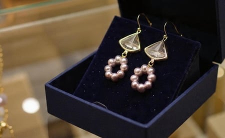 تشكيلة من حلق اللؤلؤ الطبيعي  المطلي بالذهب