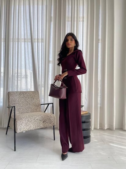 بدلة أنيقة بلون العنابي الداكن