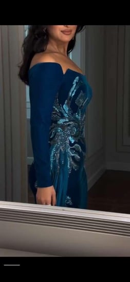 فستان سهرة ملكي بتصميم أوف شولدر مع تطريز فاخر وذيل جانبي”