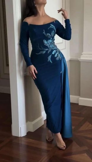 فستان سهرة ملكي بتصميم أوف شولدر مع تطريز فاخر وذيل جانبي”