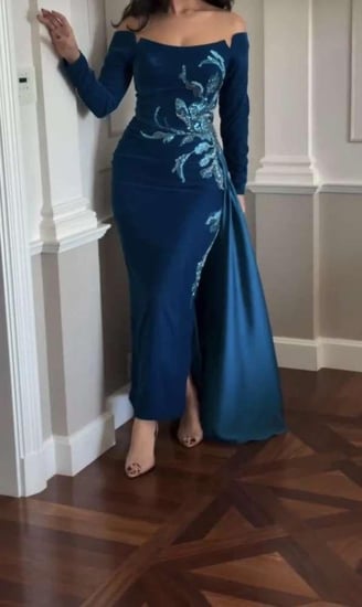 فستان سهرة ملكي بتصميم أوف شولدر مع تطريز فاخر وذيل جانبي”