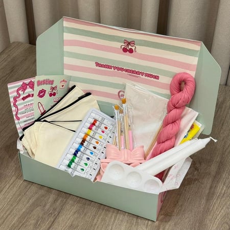 بوكس الرسم على شنطة المكياج ل ٤ أشخاص