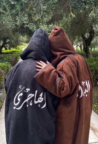 فروة جوخ فاخرة بالاسم – بغطاء رأس وفرو أرنب ناعم