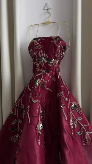 فستان سهرة عنابي منفوش سترابلس مطرز بالخرز والفصوص اللامعة