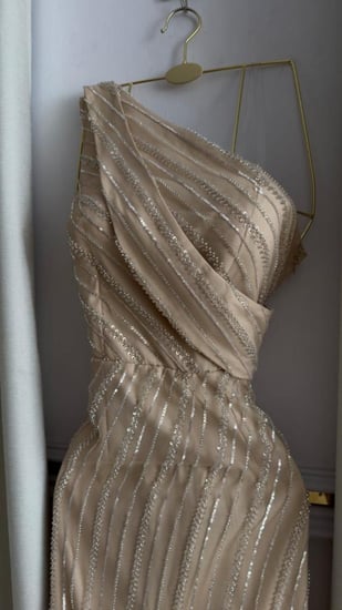 فستان سهرة شامبين طويل كتف واحد لامع بقصة ضيقة راقية للسهرات الفاخرة