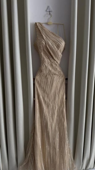 فستان سهرة شامبين طويل كتف واحد لامع بقصة ضيقة راقية للسهرات الفاخرة