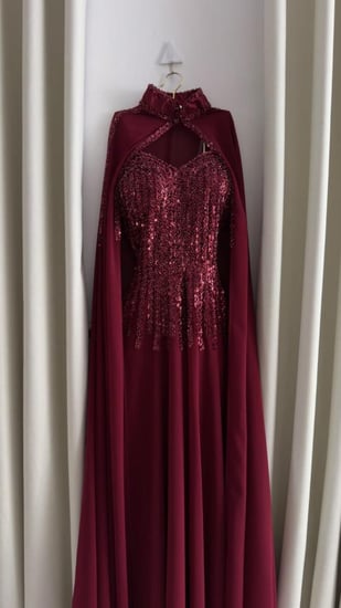 فستان سهرة برغندي مطرز مع كاب فاخر