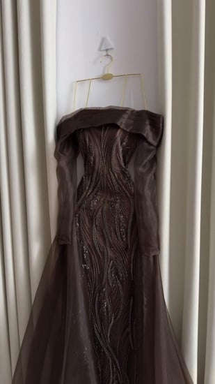 فستان سهرة بني طويل أوف شولدر مطرز مع ذيل فخم