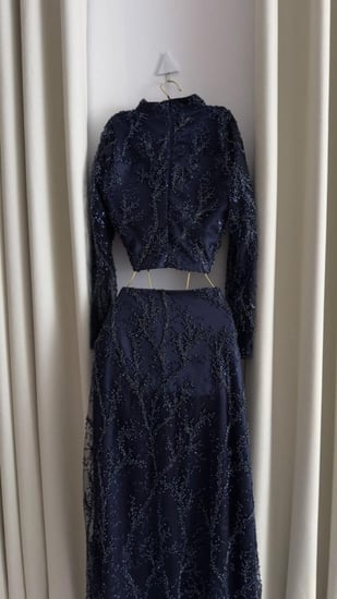 فستان سهرة كحلي قطعتين مطرز بالكامل بالخرز اللامع بقصة واسعة راقية