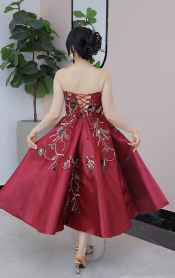 فستان سهرة عنابي منفوش سترابلس مطرز بالخرز والفصوص اللامعة