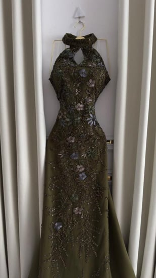 فستان سهرة زيتي طويل هالتر مطرز بالورود والخرز بقصة ضيقة فاخرة للسهرات الراقية