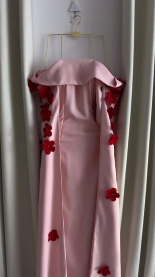 فستان سهرة وردي طويل أوف شولدر مزين بزهور حمراء ثلاثية الأبعاد