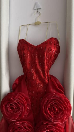 فستان سهرة أحمر طويل سترابلس مطرز بالترتر مع ورود ثلاثية الأبعاد وذيل