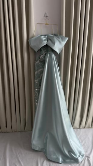 فستان سهرة أزرق ثلجي أوف شولدر مطرز بالخرز مع ذيل طويل فخم