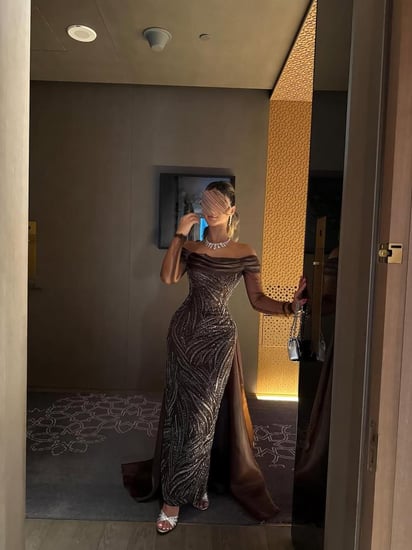 فستان سهرة بني طويل أوف شولدر مطرز مع ذيل فخم