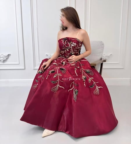 فستان سهرة عنابي منفوش سترابلس مطرز بالخرز والفصوص اللامعة