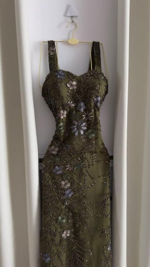 فستان سهرة زيتي طويل بحمالات عريضة