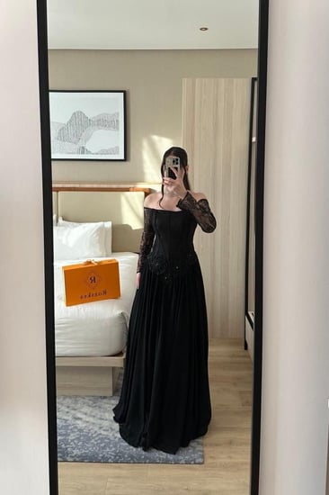 فستان سهرة أسود طويل أوف شولدر بأكمام دانتيل فاخرة وتنورة واسعة راقية