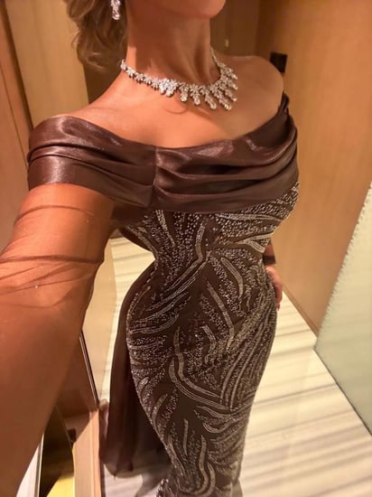 فستان سهرة بني طويل أوف شولدر مطرز مع ذيل فخم