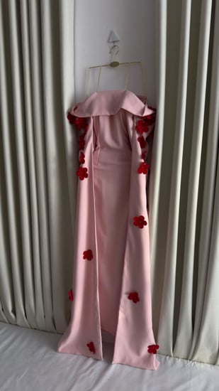 فستان سهرة وردي طويل أوف شولدر مزين بزهور حمراء ثلاثية الأبعاد