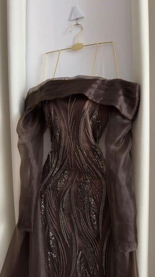 فستان سهرة بني طويل أوف شولدر مطرز مع ذيل فخم