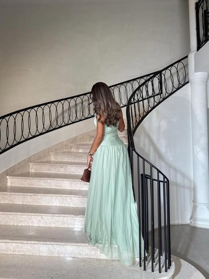 فستان سهرة أخضر فاتح شيفون طويل هالتر بقصة واسعة ناعمة لإطلالة فاخرة