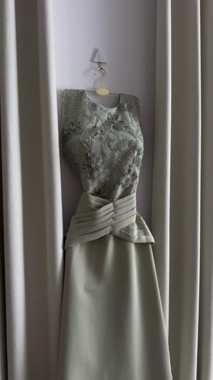 فستان سهرة أخضر فاتح طويل مطرز بدون أكمام بذيل فخم وتصميم ناعم راق