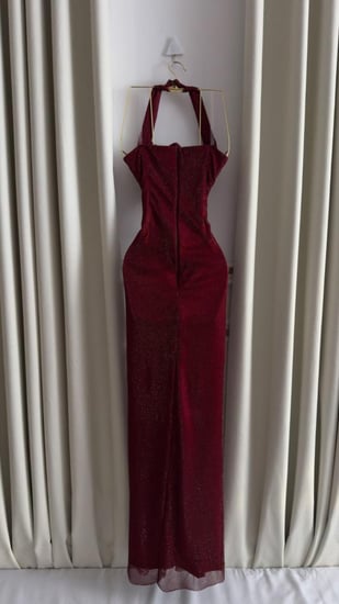 فستان سهرة عنابي طويل ضيق لامع بشق جانبي لإطلالة فاخرة