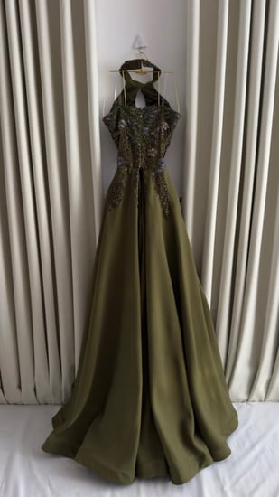 فستان سهرة زيتي طويل هالتر مطرز بالورود والخرز بقصة ضيقة فاخرة للسهرات الراقية