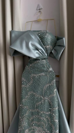 فستان سهرة أزرق ثلجي أوف شولدر مطرز بالخرز مع ذيل طويل فخم