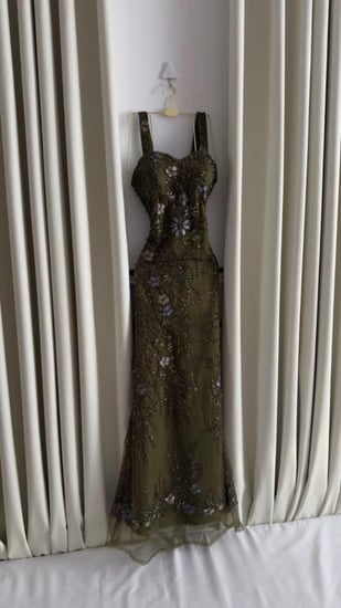 فستان سهرة زيتي طويل بحمالات عريضة